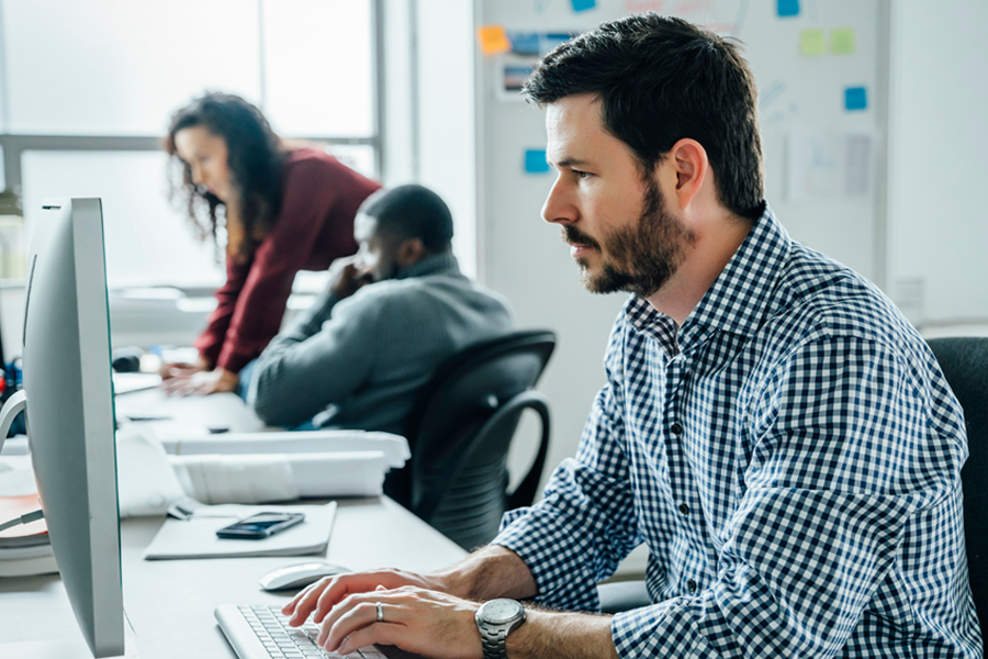 笔记本电脑上的男人