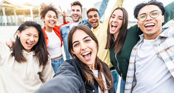 一群朋友自拍。