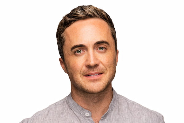 莎拉·休斯，主持人的照片