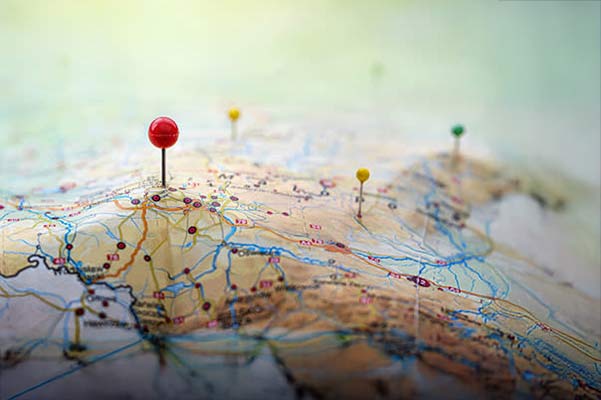 一张带有别针的地球地图图片