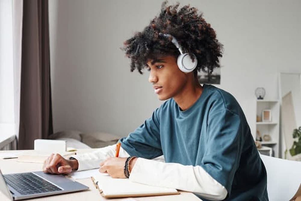 笔记本电脑上的男人