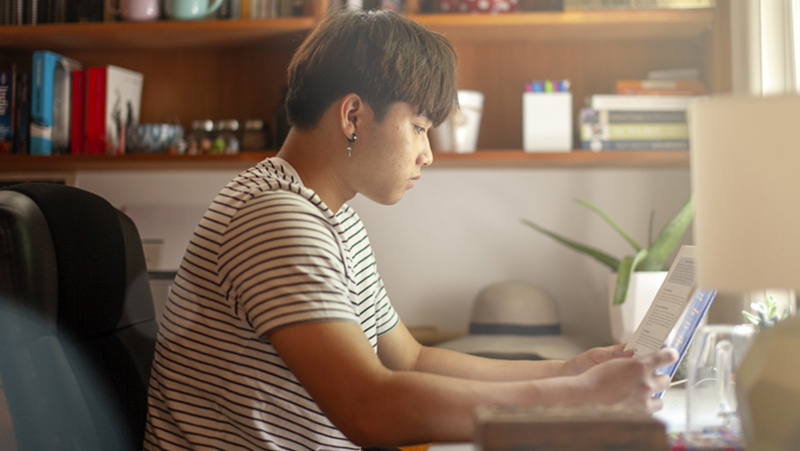 图片——亚洲男子读书 800px